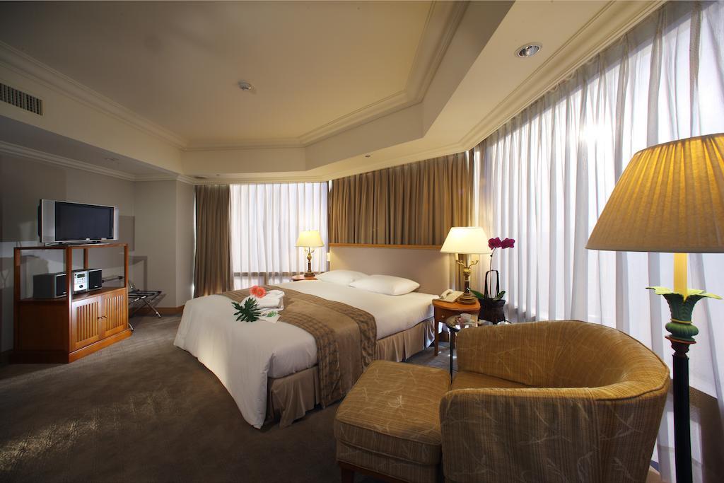 Han Hsien International Hotel Kaohsiung Room photo A suite at the hotel